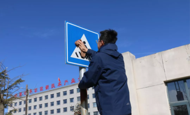 文明创建我先行 ——星空平台·（StarSky Sports）官方网站团委开展环境卫生整治志愿活动(图3)