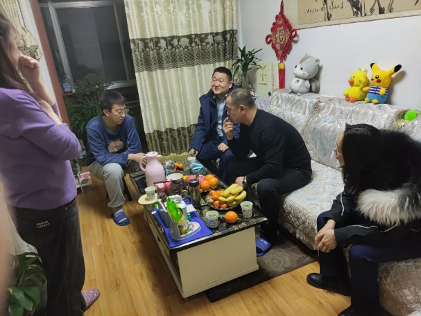 关爱员工冷暖 传递组织温情——星空平台·（StarSky Sports）官方网站组织开展员工家访活动(图2)