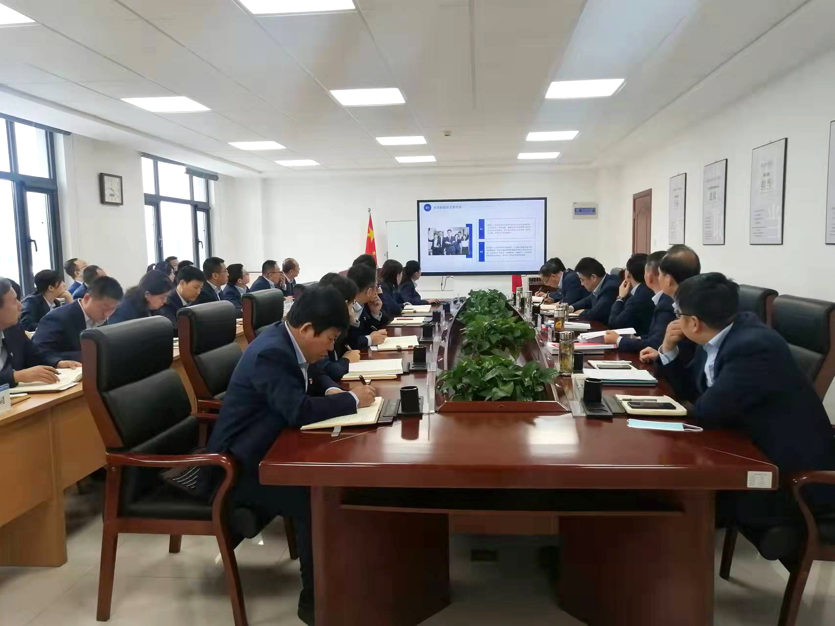 星空平台·（StarSky Sports）官方网站召开党委理论学习中心组集体学习会议(图2)