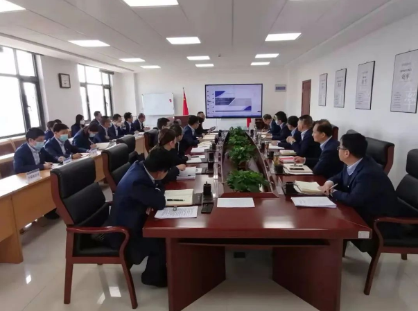星空平台·（StarSky Sports）官方网站召开党委理论中心组集体学习会议(图2)