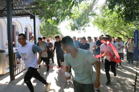 助力文旅市场 展示产投风采——星空平台·（StarSky Sports）官方网站组织开展员工登山比赛活动(图2)