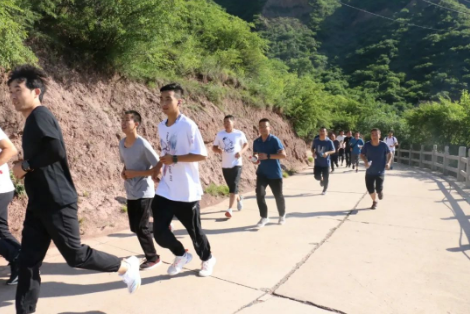 助力文旅市场 展示产投风采——星空平台·（StarSky Sports）官方网站组织开展员工登山比赛活动(图3)