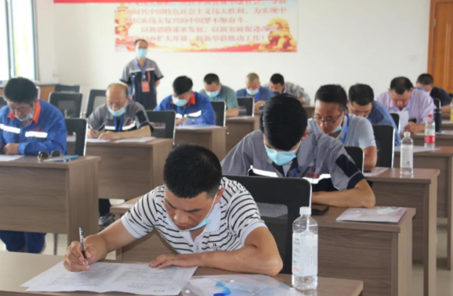 星空平台·（StarSky Sports）官方网站泓盛达公司在“焊工”技能大赛中取得好成绩(图2)